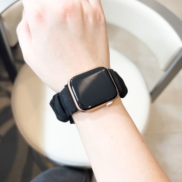 Black Scrunchie Apple Watch Strap (38/40/41mm) - Picture 2 of 5